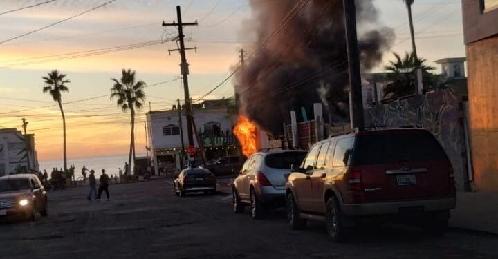 Dos muertos y un lesionado dejó el incendio de un local en Playas de Tijuana