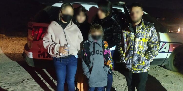 Rescatan a familia cubana abandonada por polleros en zona agreste Mexicali