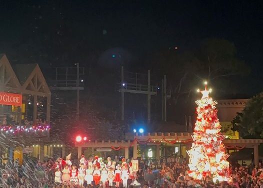 El árbol de Navidad ilumina el Old Globe Theatre en el Parque Balboa