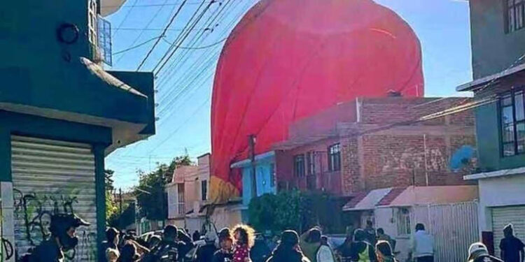 Cae globo aerostático sobre vivienda