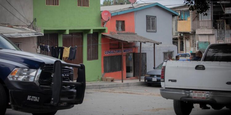 Médico es baleado dentro de su consultorio en posible intento de asalto