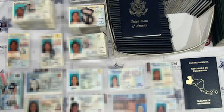 Detienen a traficantes de documentos falsos de ingreso a Estados Unidos