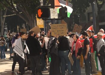 Protestan por un alto al fuego en Gaza frente a la oficina del senador Alex Padilla
