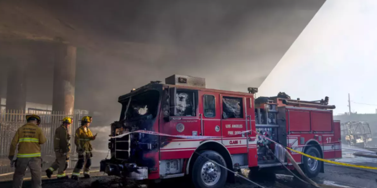 Cierran el Freeway 10 cerca del Centro de Los Ángeles por incendio