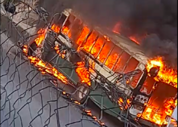 Camión de transporte de personal se incendia en Tijuana