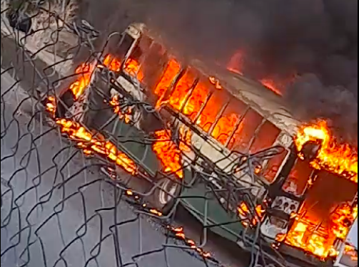 Camión de transporte de personal se incendia en Tijuana