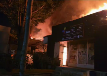 Dos bomberos de Tijuana resultaron lesionados por descarga eléctrica durante un servicio