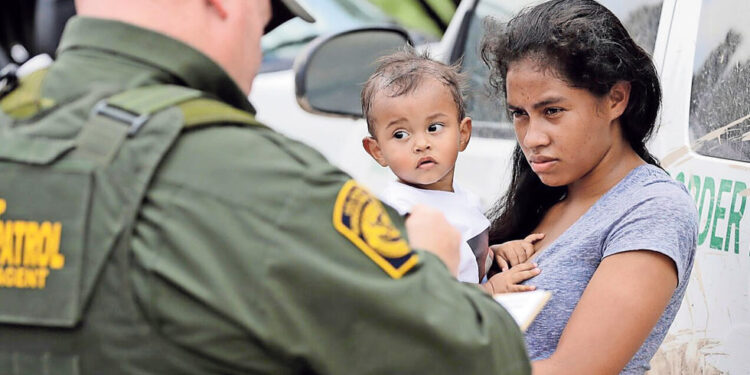 Texas otorgaría facultades a las autoridades estatales para detener migrantes