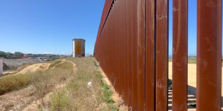 10 migrantes hospitalizados tras caerse del muro durante el fin de semana