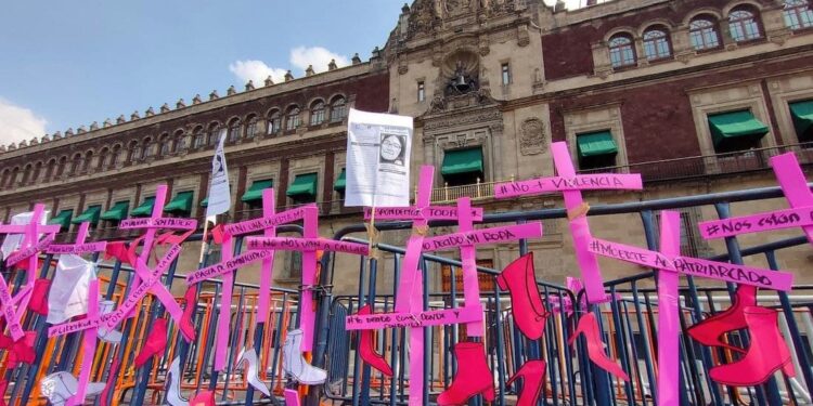 Madres de víctimas de feminicidio representan un cementerio frente a Palacio Nacional