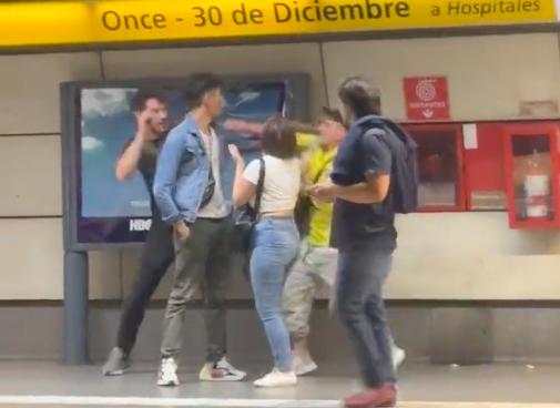 Hincha del Boca Juniors se va a los golpes contra aficionado del River en Buenos Aires
