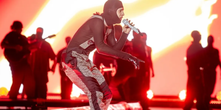 Peso Pluma se acompañó de sus amigos en el Foro Sol