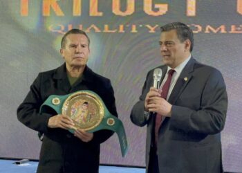 Recibe “Canelo” Álvarez el premio ‘Julio César Chávez’ a mejor boxeador del año