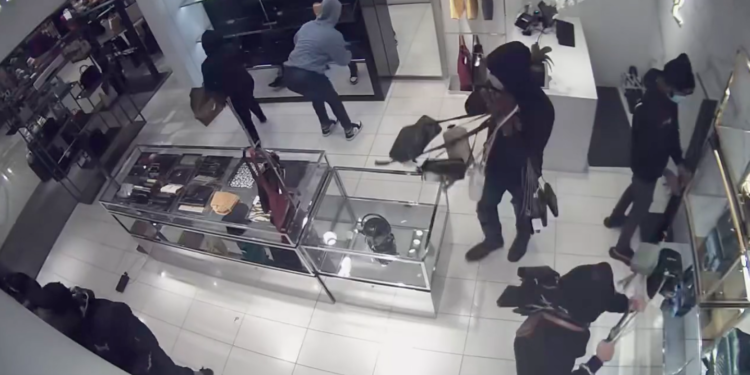 Legisladores de California abordan el “aumento alarmante” del robo en tiendas