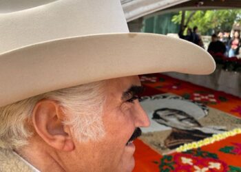 Vicente Fernández estatua