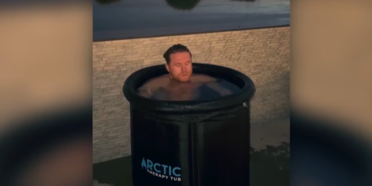 El “Canelo” Álvarez se suma a la tendencia de sumergirse en agua helada