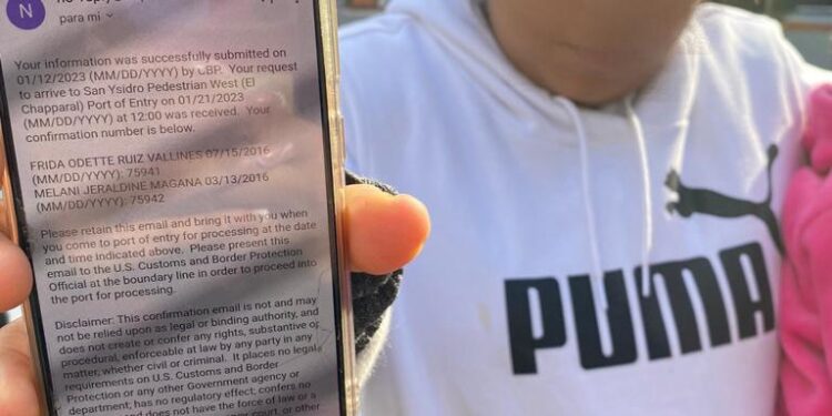 Atención al migrante capacitó a cerca de 10 mil personas para concretar su cita en CBP One