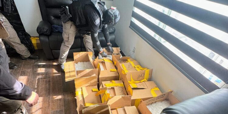 Decomisan metanfetamina y marihuana en cateo en Tijuana