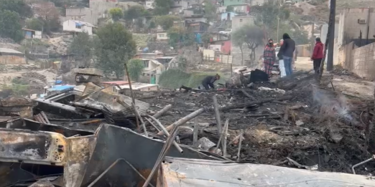 Incendio deja a familia de Tijuana sin casa