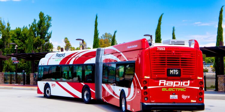 Autobús de MTS se estrella contra varios vehículos en Sherman Heights