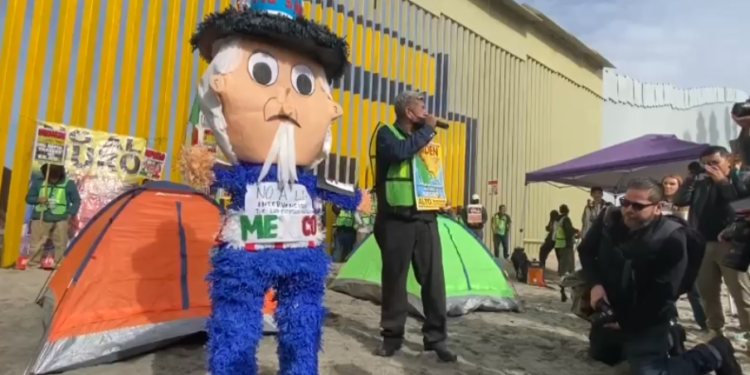Piñata migrantes tijuana
