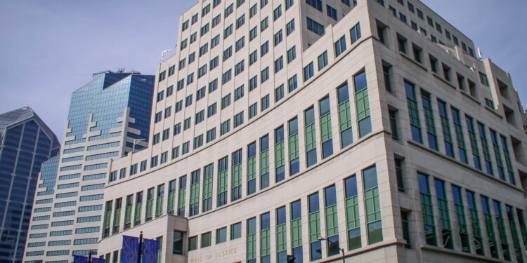 Ex abogados demandan al condado por acoso y ambiente laboral hostil