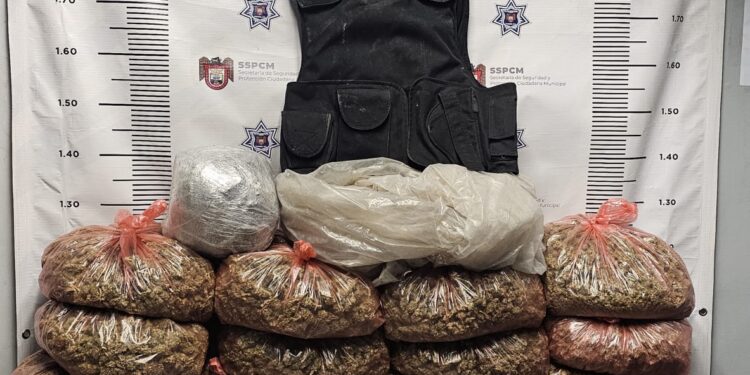 Decomisa Policía Municipal 40 kilos de droga y un arma larga