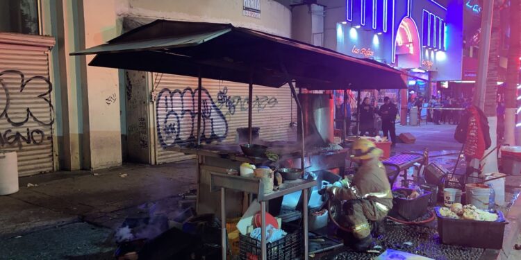 Flamazo dejó dos lesionados en puesto de tacos sobre la avenida Revolución
