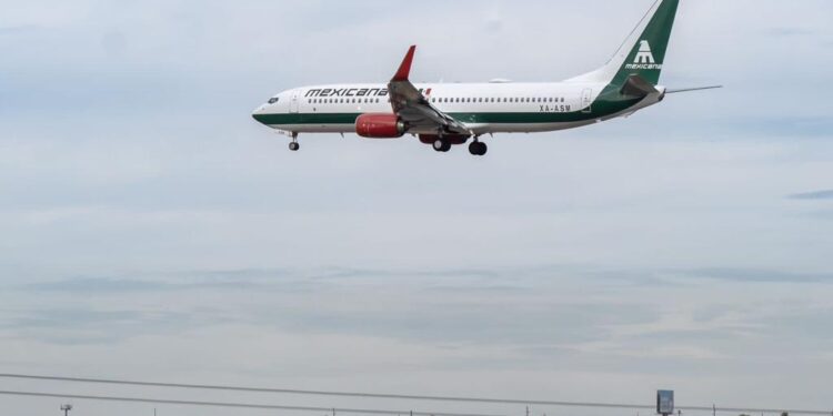 Avión de Mexicana aterriza en el Aeropuerto de Tijuana
