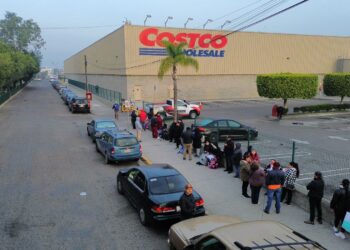 Clientes de Costco hacen fila desde la madrugada para conseguir pasteles
