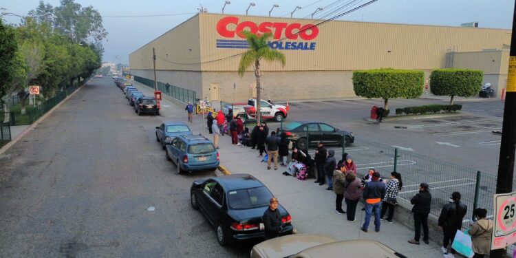 Clientes de Costco hacen fila desde la madrugada para conseguir pasteles