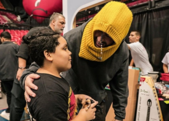 Bad Bunny entregó 20 mil juguetes a niños en Puerto Rico