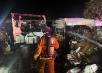 Un muerto y dos heridos tras incendio residencial en Chula Vista este domingo