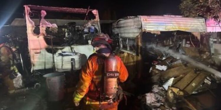 Un muerto y dos heridos tras incendio residencial en Chula Vista este domingo