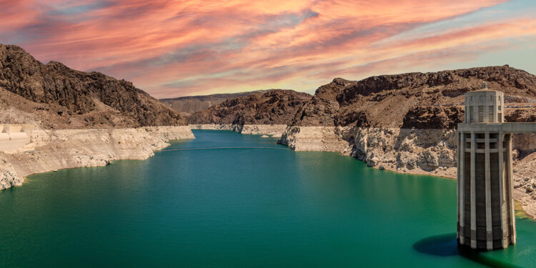 Principales usuarios de agua de California acuerdan recortes históricos para proteger el río Colorado.