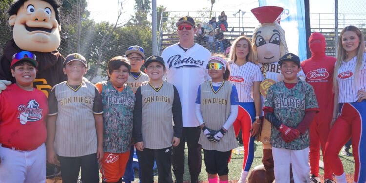 Padres de San Diego impartieron una clínica de béisbol a niños de Tijuana