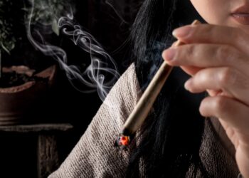 Nueva ley protegerá en 2024 a consumidores de cannabis de discriminación laboral