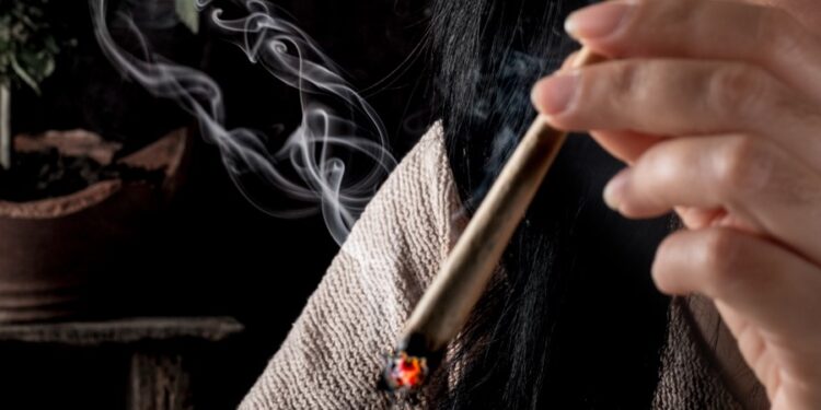 Nueva ley protegerá en 2024 a consumidores de cannabis de discriminación laboral