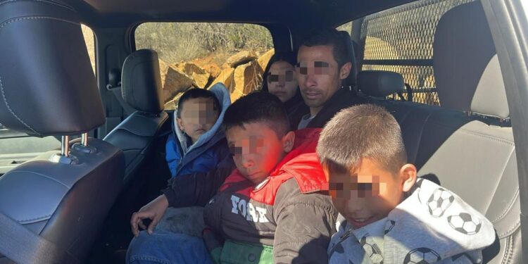 Rescatan a familia extraviada cuando cruzaba a Estados Unidos