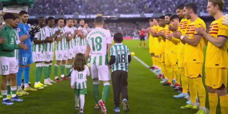 Despiden a Andrés Guardado del Real Betis como un grande