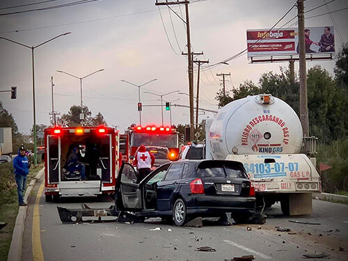 Choque entre vehículo y pipa de gas deja como saldo un muerto y dos heridos.