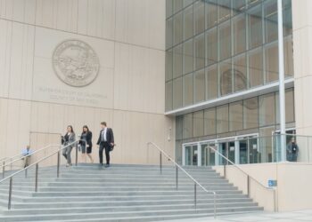 Mujer es sentenciada por mudarse de forma ilegal a casa de una persona de la tercera edad