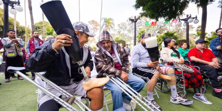 Personas con discapacidad reciben prótesis para facilitar su movilidad
