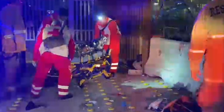 Hombre herido en la garita tras quedarse atorado en púas