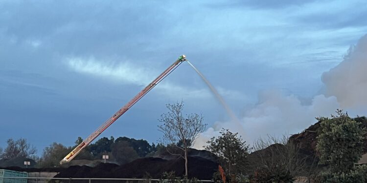 Bomberos de San Diego luchan toda la noche contra incendio “Mulch-mageddon”
