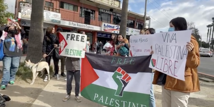 Activistas se manifiestan en la Garita de San Ysidro a favor del cese al fuego en el conflicto Palestina e Israel