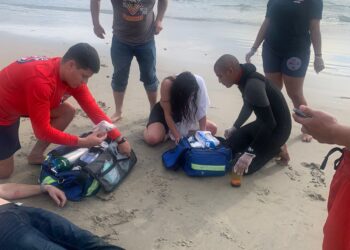 Salvavidas rescataron a bañistas en la zona sur de Rosarito