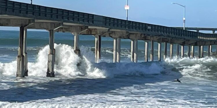 Grandes olas dañan el muelle de Ocean Beach