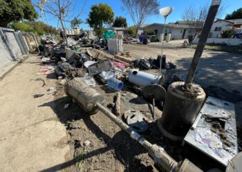 Equipos de limpieza retiran escombros y barro de las calles de Southcrest antes de que lleguen más lluvias