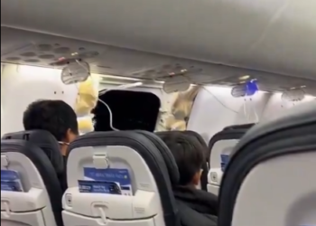 Avión pierde una ventana en pleno vuelo en Estados Unidos